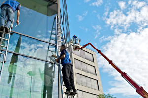 Glasreinigung bei blauem Himmel