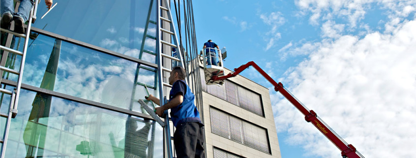 Glasreinigung bei blauem Himmel